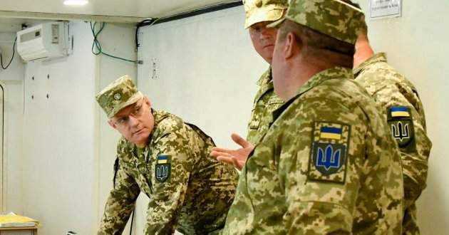 Глава Генштаба Хомчак и генерал Кравченко экстренно прибыли на передовую Донбасса