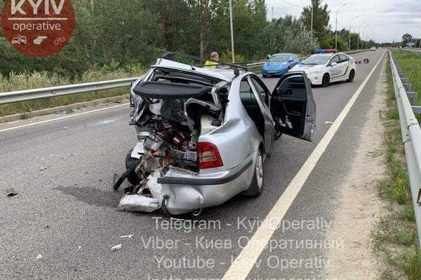 В Киеве фургон с хлебом раздавил авто: пассажирка погибла
