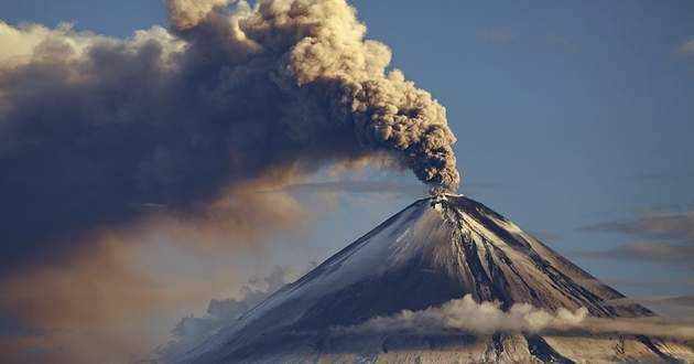 В Италии вулкан заставил паниковать туристов: впечатляющие кадры