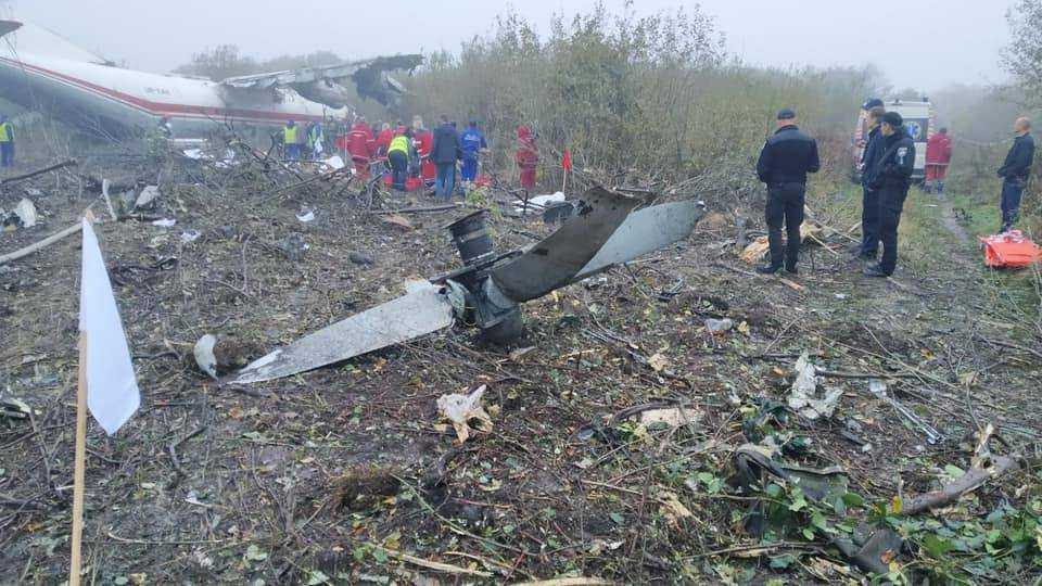 Авиакатастрофа под Львовом: под самолетом до сих пор остаются тела погибших