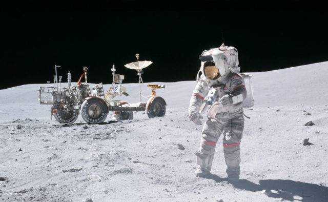 На фотографиях обратной стороны Луны обнаружили здания и транспорт