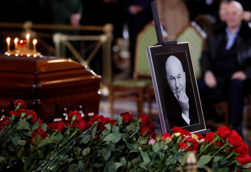 Лужкова похоронили в закрытом гробу: причины