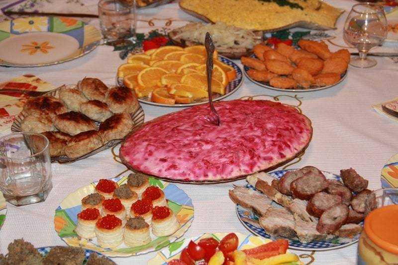 Традиционные блюда на Новый год могут стать причиной пищевого отравления.