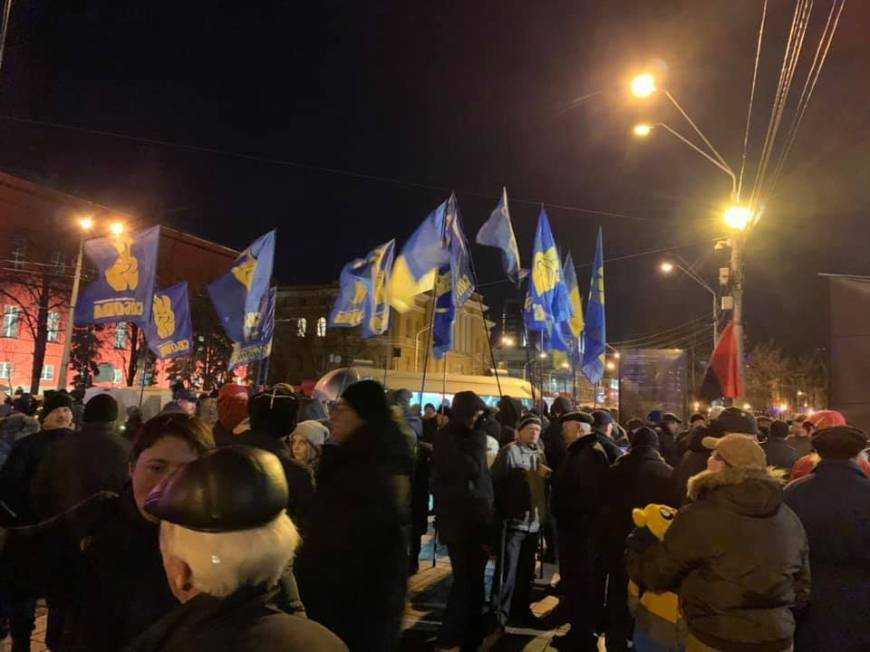 В Киеве проходит огненное шествие в честь Бандеры
