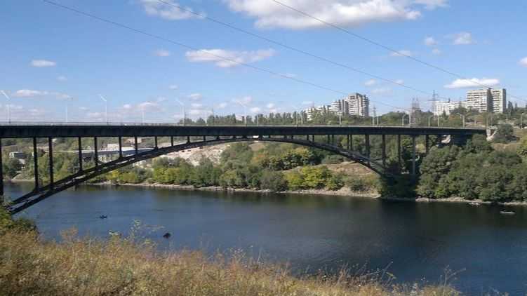 В Запорожье студент погиб, прыгнув с 40-метрового моста