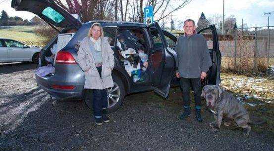 Собака с бойцовским характером превратила супругов в бомжей: уже год обитают в машине