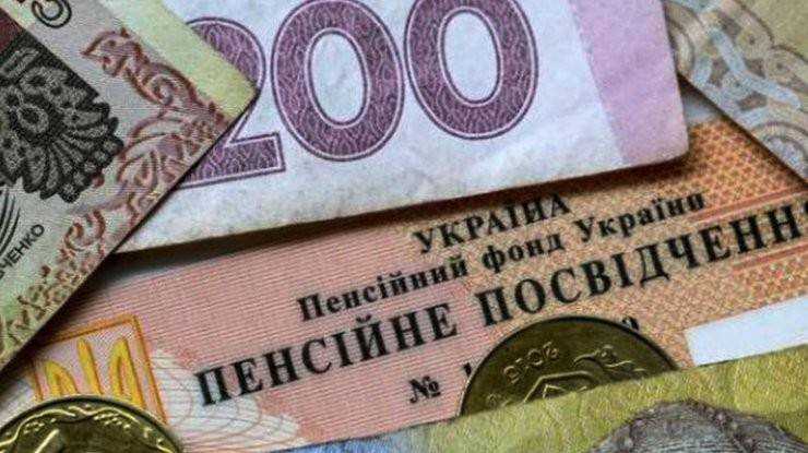 ПФ столкнулся с нехваткой взносов: украинцы могут остаться без пенсий