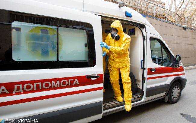 Организм не выдерживает: украинские врачи теряют сознание в клеенчатых костюмах