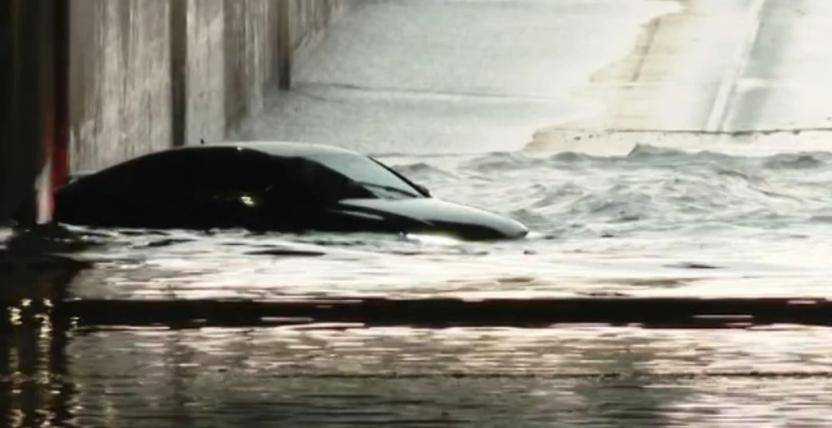 Водитель Audi A7 попробовал преодолеть затопленный туннель