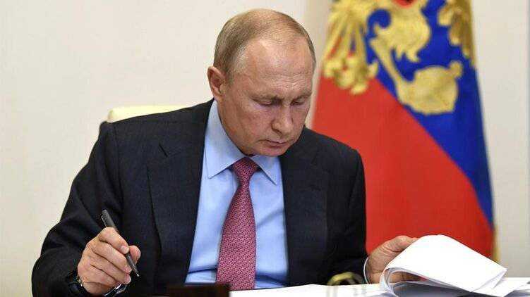 Стала известна зарплата Путина за прошлый год