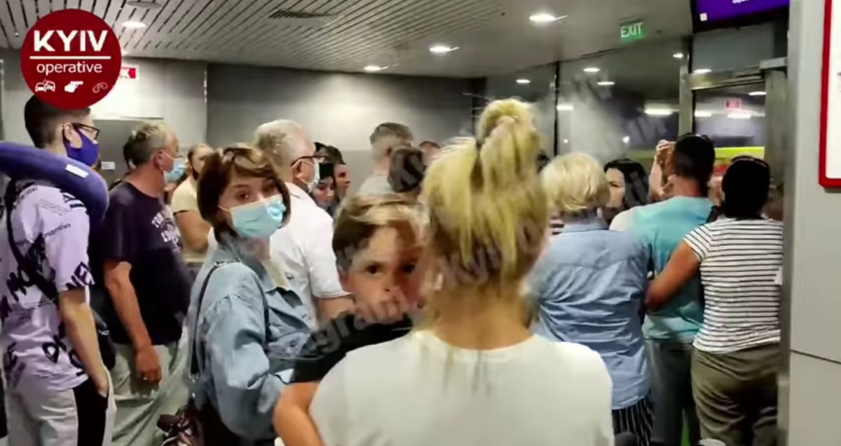 Скандал в аеропорту "Бориспіль": туристи з ранку суботи не можуть вилетіти до Батумі