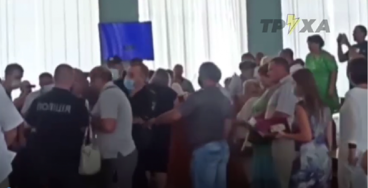 Депутати міськради під Харковом побилися на сесії через перейменування шкіл