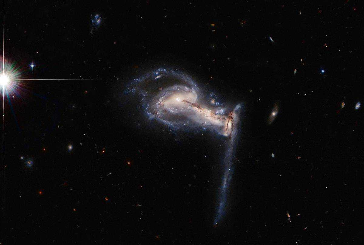 Hubble зробив фото "галактик-трійнят, що сваряться"