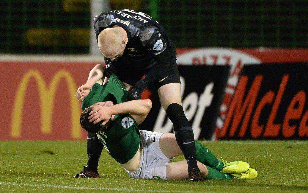 Ірландський футболіст почав лупцювати партнера по команді під час матчу