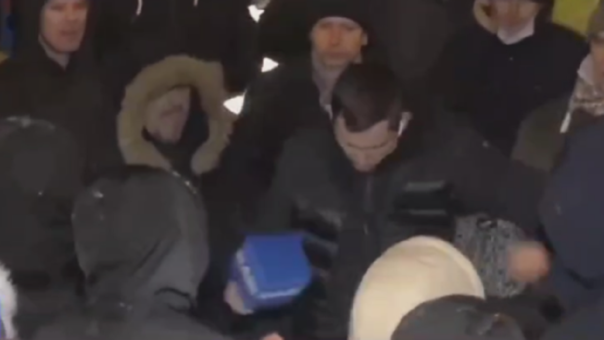 Прихильники Порошенка напали на кореспондента телеканалу "НАШ"