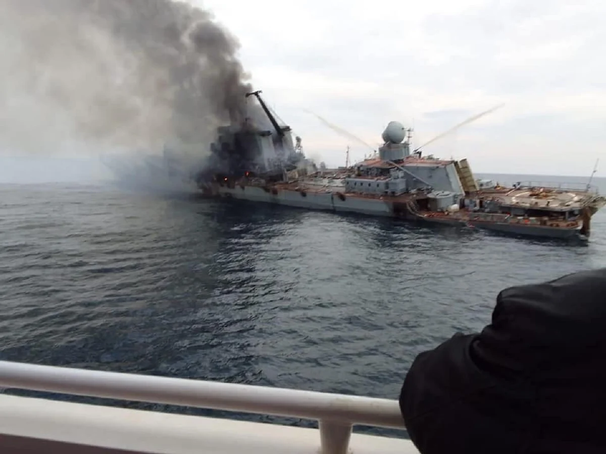 "Привет со дна": на пляж Одессы выбросило пакеты с крейсера "Москва"