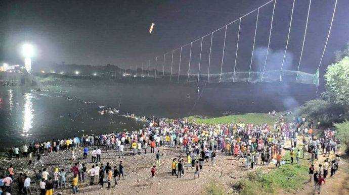 Обвалення мосту в Індії: кількість загиблих зросла до 130