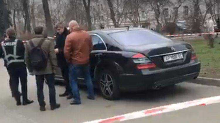 В центре Киева обстреляли припаркованный на тротуаре "Мерседес"