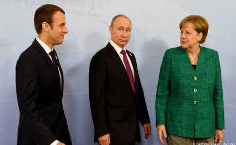Меркель и Макрон поговорили с Путиным о минских договоренностях на фоне смены власти в Украине