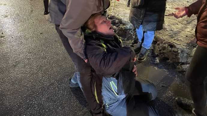 Протесты в РФ: избитую ОМОНовцем женщину спасают в реанимации