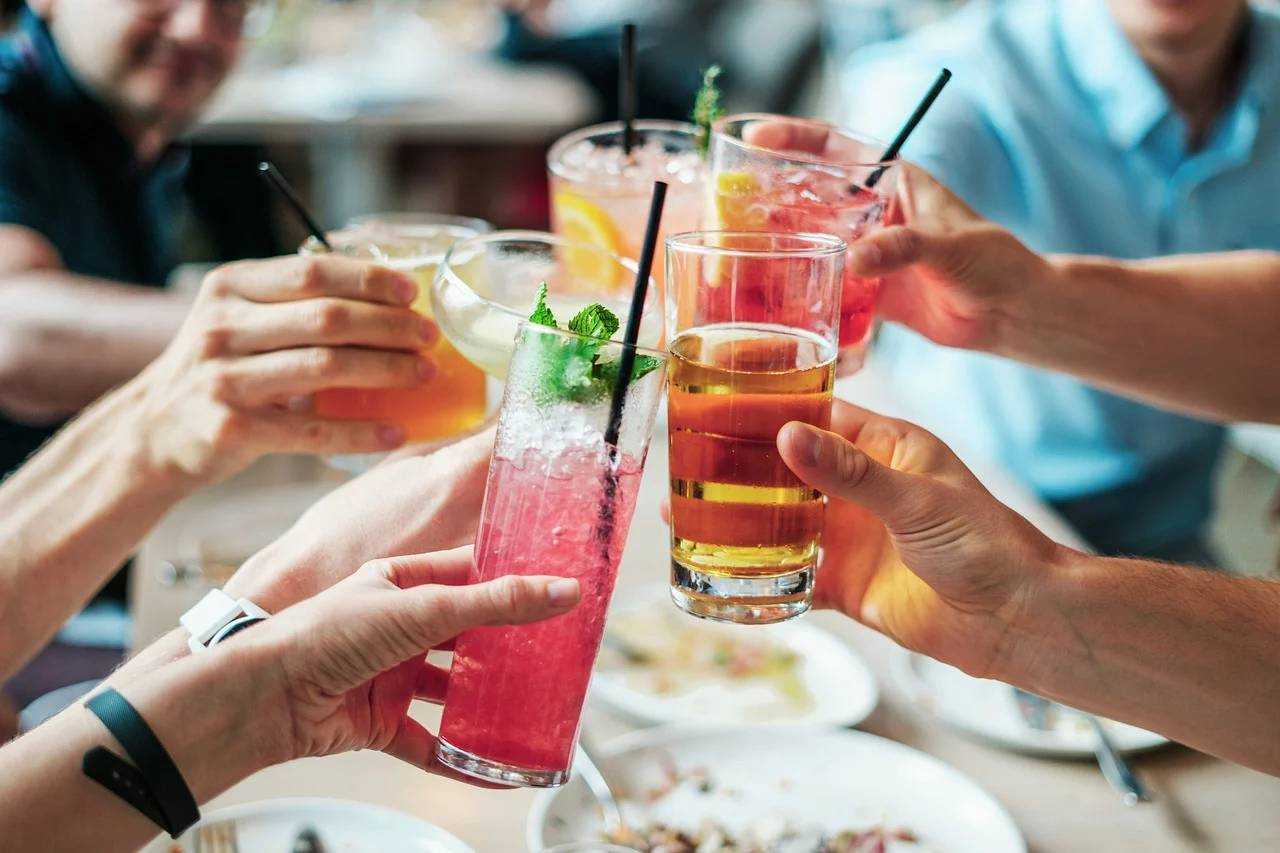 Названы алкогольные напитки, которые наиболее опасны в жару