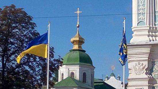 На Софийской площади вместе с Президентом подняли флаг Украины