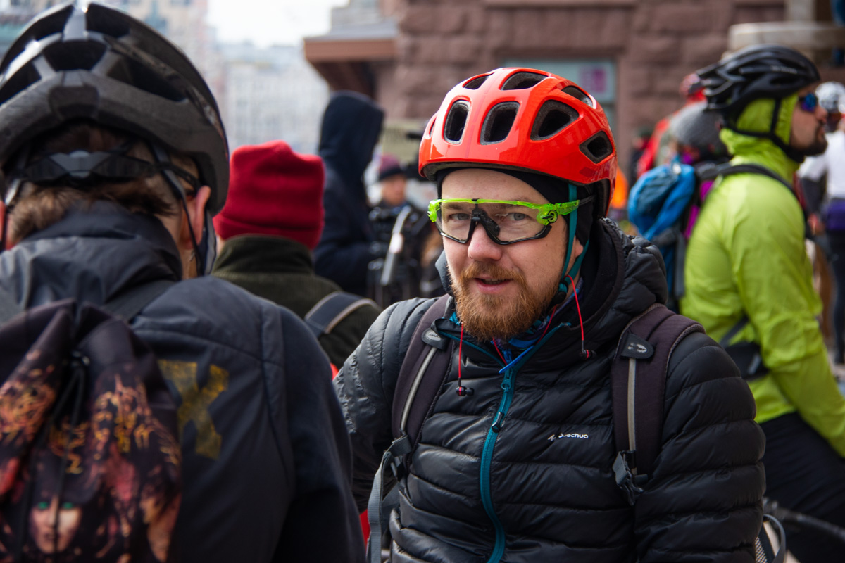 В Киеве под стенами КГГА митингуют десятки велосипедистов