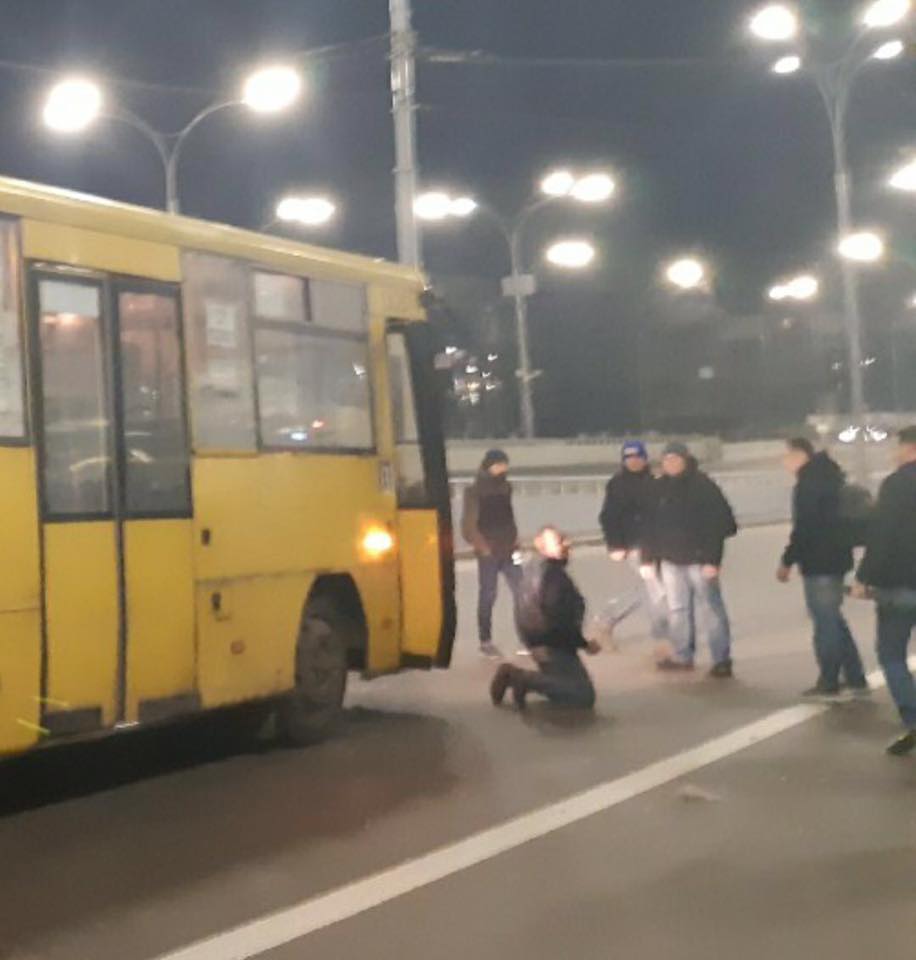 В Киеве автобус проехал на красный и сбил трех сестер: новые фото