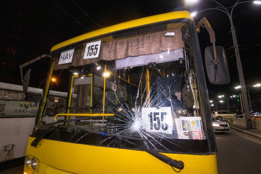 В Киеве автобус проехал на красный и сбил трех сестер