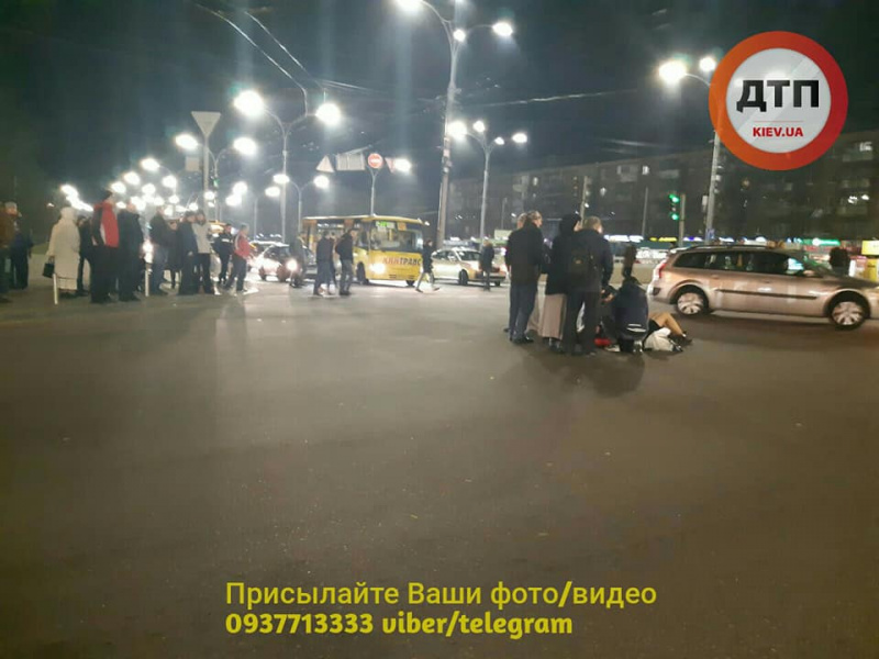 маршрутка в Киеве сбила людей возле станции метро "Дорогожичи"