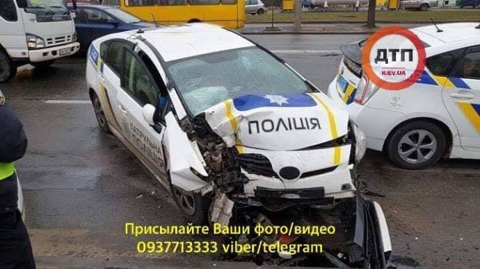 В Киеве авто патрульных влетело в столб