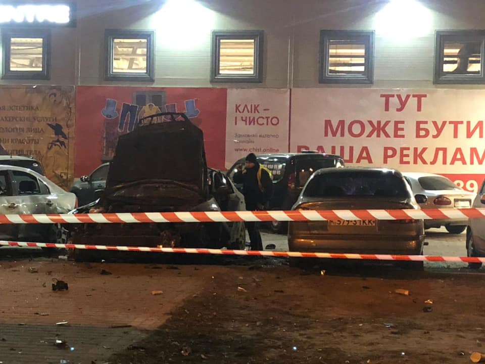 В Киеве на парковке произошел взрыв, есть пострадавший