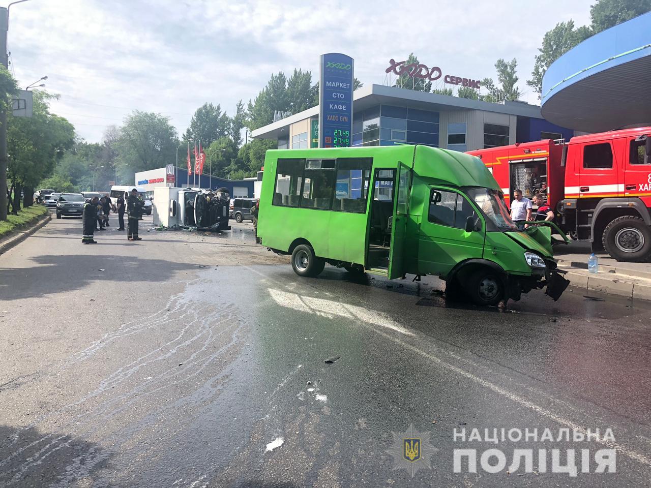 В Харькове маршрутка влетела в авто, 15 пострадавших