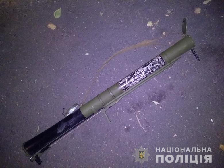 В центре Киева неизвестные выстрелили в здание из гранатомета 2