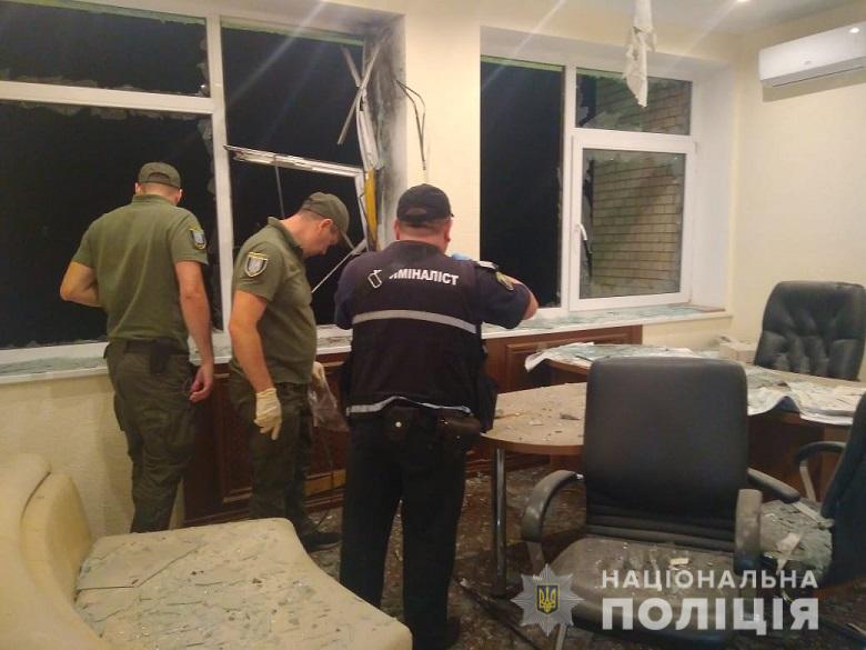 В центре Киева неизвестные выстрелили в здание из гранатомета