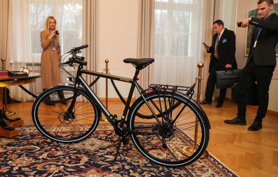 Президент Эстонии подарила Зеленскому велосипед 2