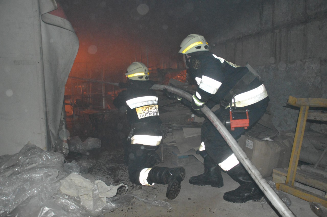 В центре Днепра горел склад со строительными материалами 2