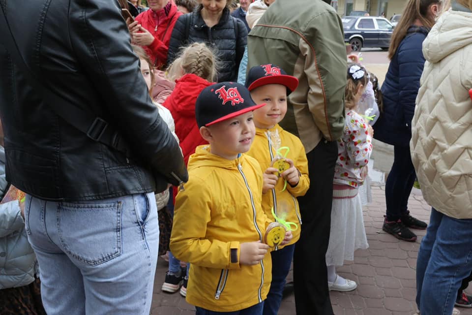 Близько 100 пар близнюків вийшли на парад у Хмельницькому
