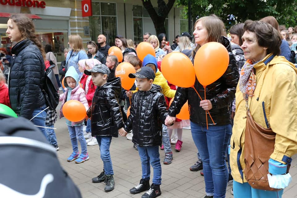 Близько 100 пар близнюків вийшли на парад у Хмельницькому3
