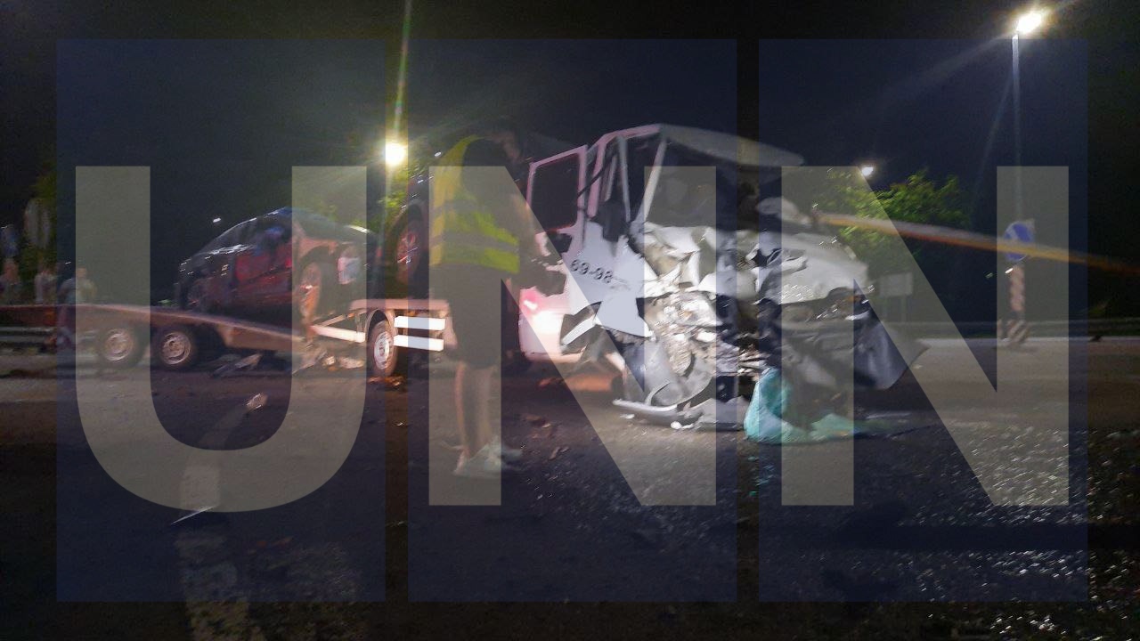 Моторошна ДТП під Києвом: тягач із битими авто із США протаранив вантажівку, рух трасою заблокований2