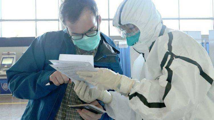 Как и где украинцам получить помощь по коронавирусу и будут ли оплачивать больничные самоизолированным