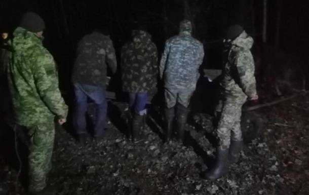 Украинцы на телегах пытались вывезти в Беларусь 800 кг сала