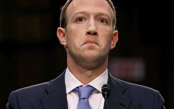 Акционеры Facebook требуют отставки Цукерберга