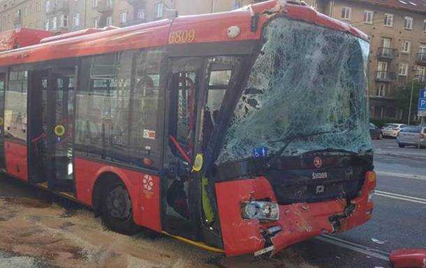 В Братиславе столкнулись автобус и троллейбус, 13 пострадавших