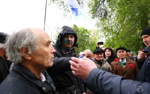 Першотравень у Харкові: учасників ходи облили зеленкою