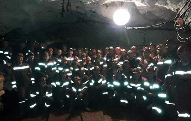В Кривом Роге 150 шахтеров бастуют под землей