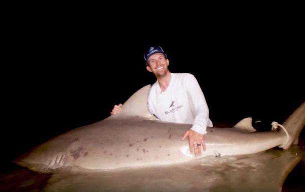 Рыбаки сняли схватку со 181-килограммовой акулой