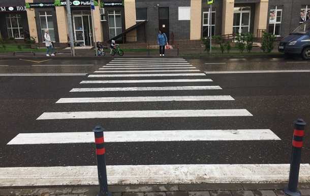 Перед пешеходными переходами на тротуарах появятся столбики