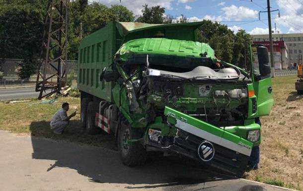 В Харькове грузовик сбил электроопору