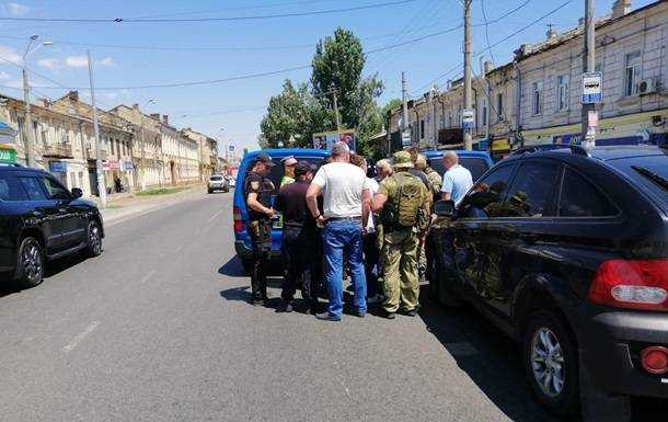 Полиция со штурмом освободила двух заложниц в Одессе